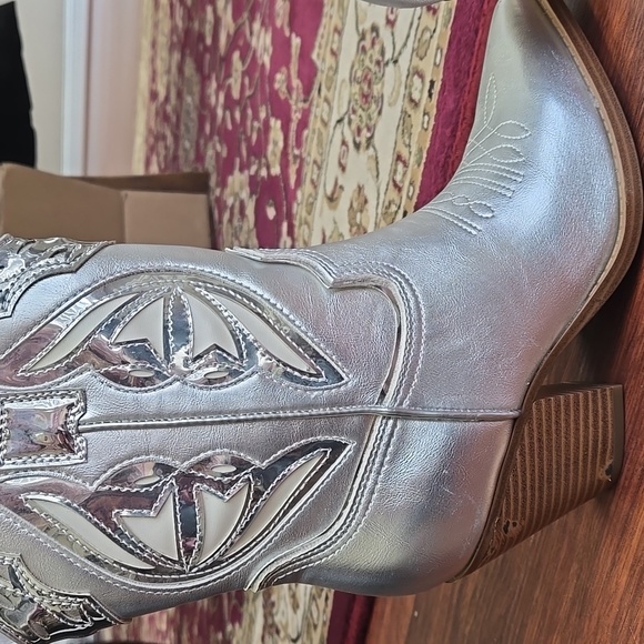 Nine West Silver Western Boots Size 5 - Picture 15 of 16